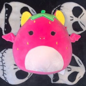 Gwendolyn the strawberry bat squishmallow NWT